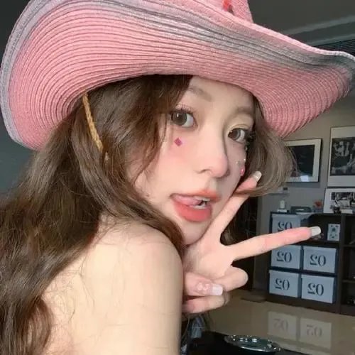 超模之女被曝出道颜值引争议，连日来直播间画面流出